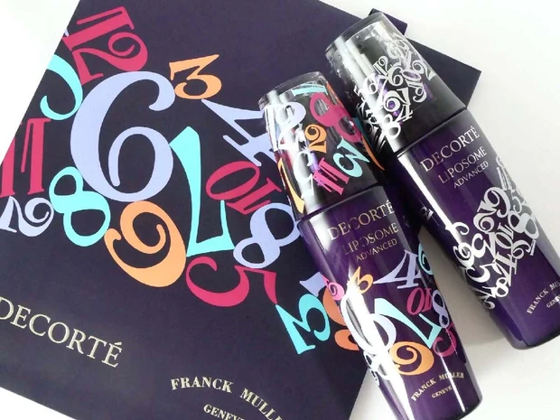 コスメデコルテの美容液×フランク ミュラーがスペシャルコラボ！ 個性的な書体の限定デザインで登場