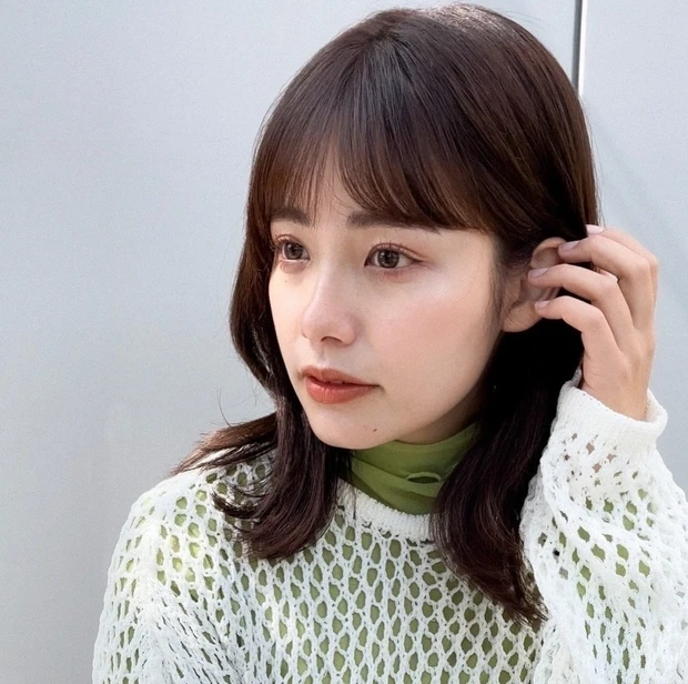ミディアム ミディアムへア 外ハネ ヘアアレンジ ヘアスタイル 髪型 前髪あり ブラウン ヘアカラー レイヤー