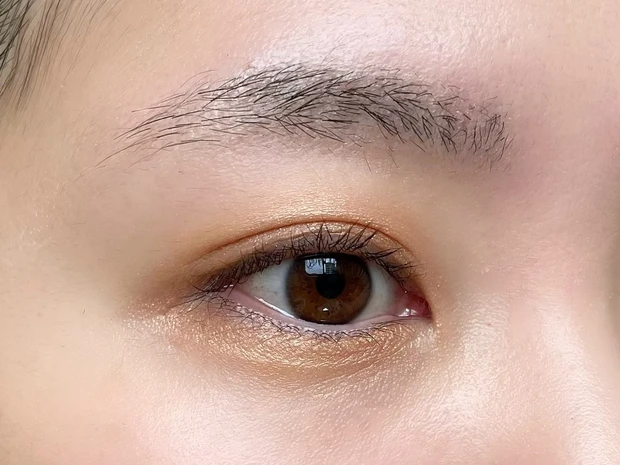 垢抜け眉毛の書き方　1.眉毛の量をすく・カットする