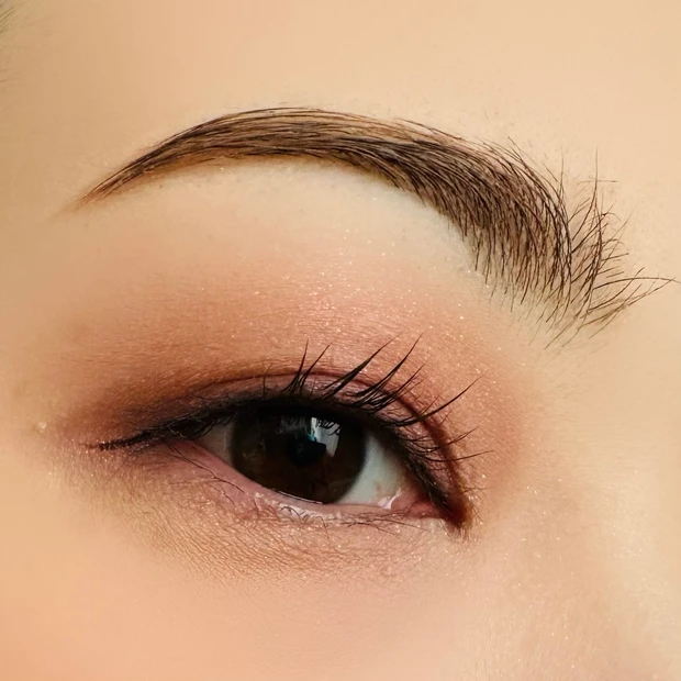 エクセルのリアルクローズシャドウ CX07 ベルベットリボンを使用してのアイメイク