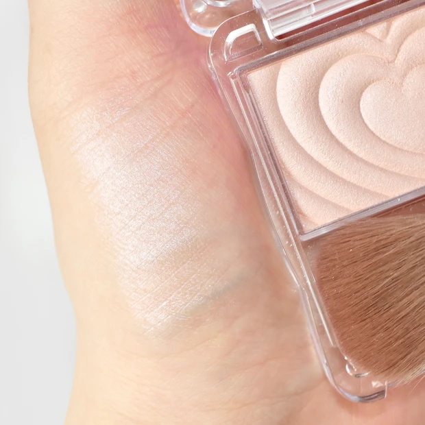 CANMAKE キャンメイク パウダーチークス P04 クレバーベージュ スウォッチ