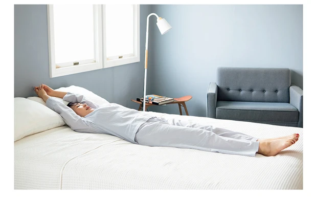 ベッドの上で「つくしんぼポーズ」