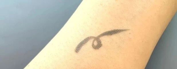 ニュアンス アイライナー 110 アイスグレーをスウォッチ！