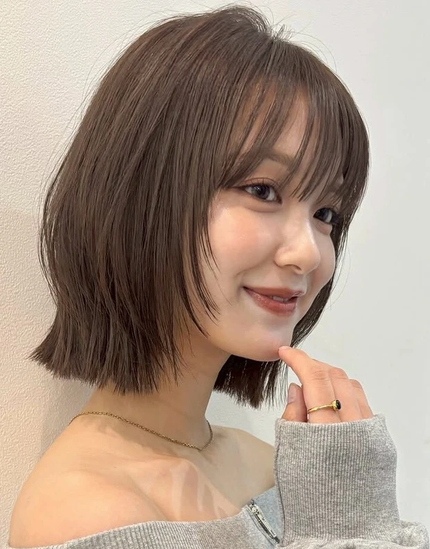 髪型　40代　ボブ　レイヤーボブ　前髪あり　スタイリング