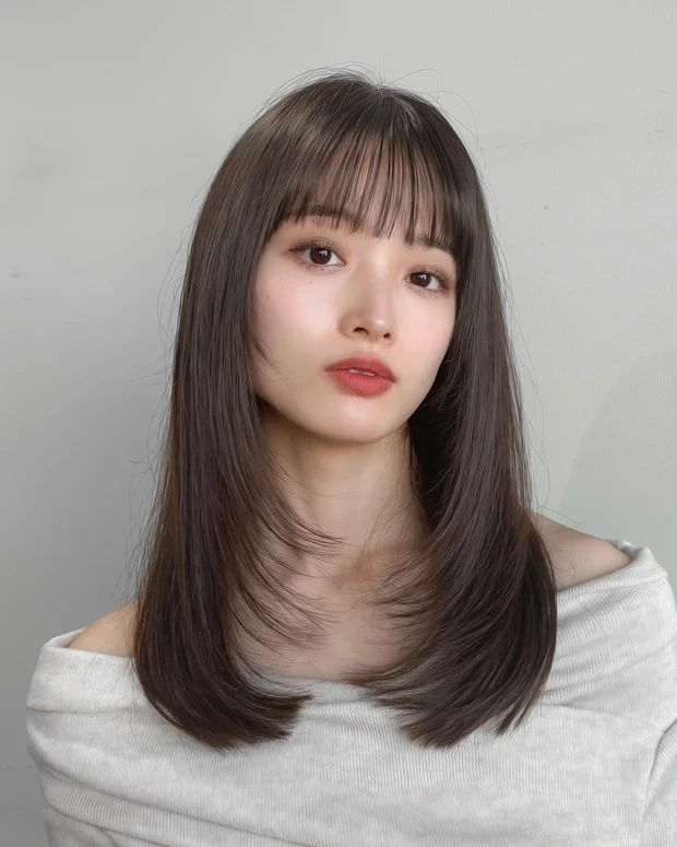 Un amiの髪型・ヘアスタイルまとめ_ミディアムヘア_【ストレートバング】ぱっつん前髪で目力アップ!大人に似合うトレンドミディアム