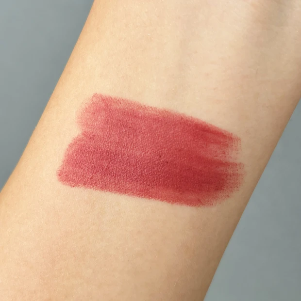 MAQUIAベストコスメ2025下半期 ブルベ冬 パルファム ジバンシイ ルージュ・ジバンシイ・ベルベット・マット N04のスウォッチ