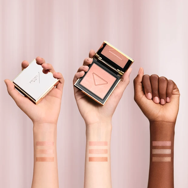 プラダ ライト グローイング パウダー スウォッチ