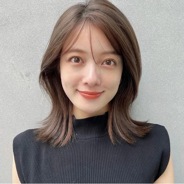 伸ばしかけ　髪型　ミディアム　 透明感がポイントのくびれミディアム