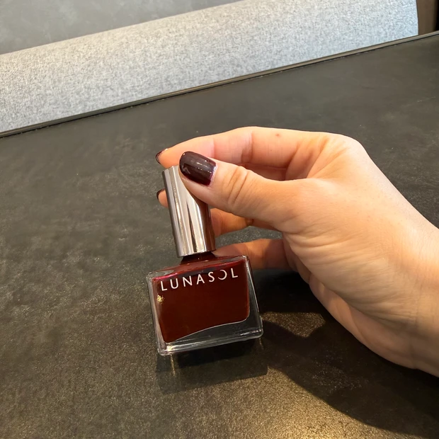 クリスマスはルナソルの深紅ネイルで、大人の品格ある手元に_1