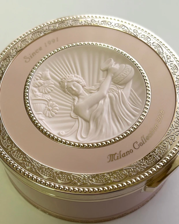 　【クリスマスコフレ2025】　ミラノコレクション フェースアップパウダー 2026 パッケージ