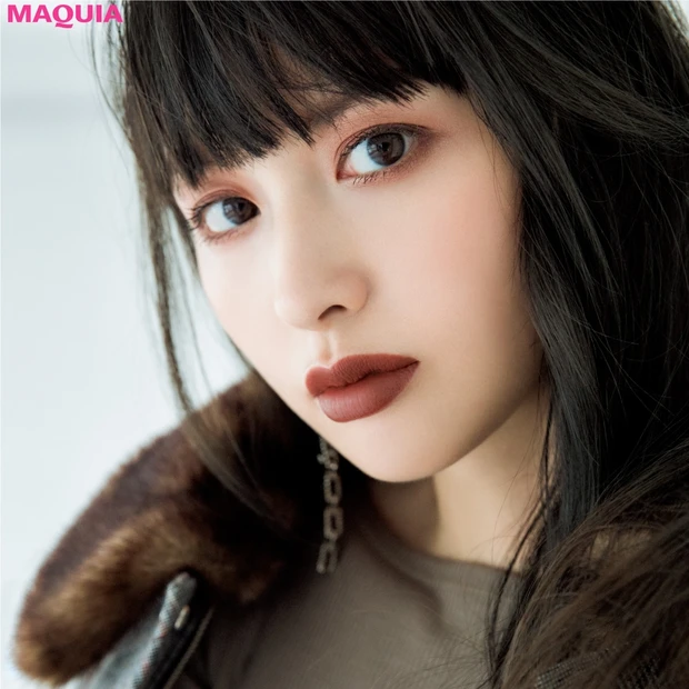 秋の服にも合うこなれ顔。温かみのあるバーガンディのワントーンメイク