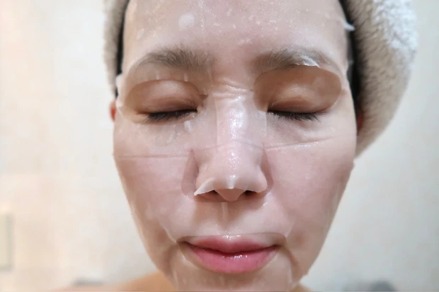 Cell Fusion C  FIRST COOLING MASK  -5℃を肌に塗布