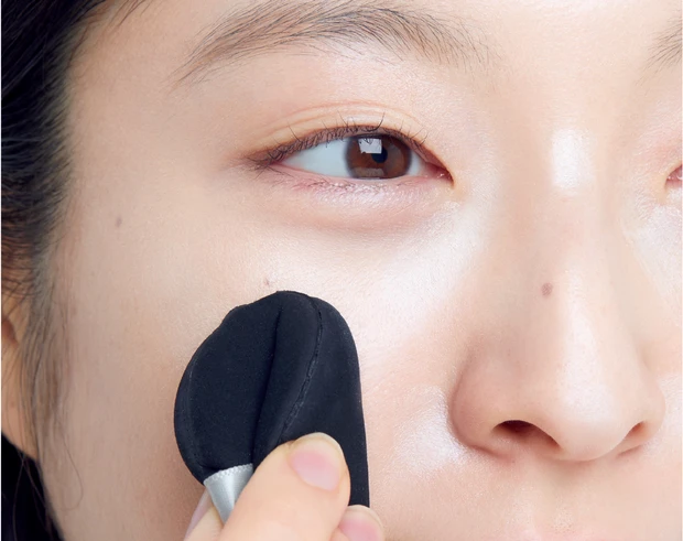 2026年春おすすめ新作スティックハイライト　丸く広げるようにトントン塗り