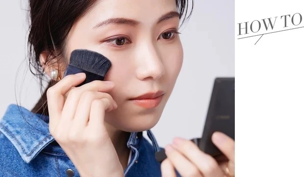 横山由依さんの崩れないベースメイク_フェイスパウダーHowto