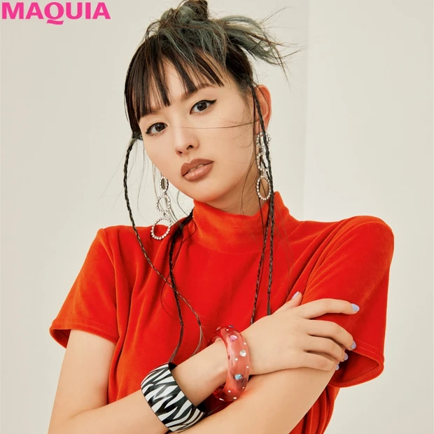 ノスタルジーと新鮮味が混ざる90's風ファッションとフレームリップ