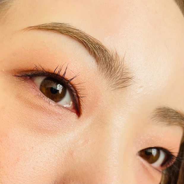 キャンメイクのむにゅっとハイライター 04 ブルートパーズの使用イメージ