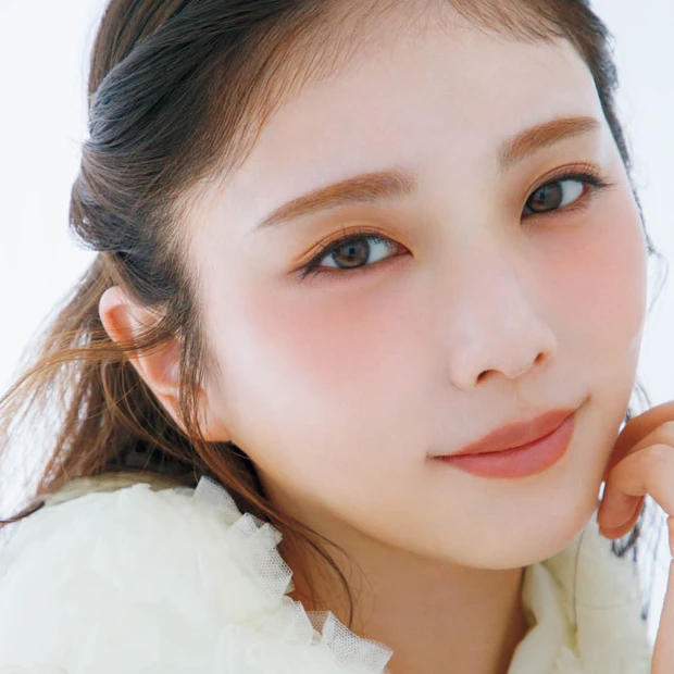 与田祐希さん×多幸感チーク。イヴ・サンローランの大ヒットコスメで、笑顔印象がぐっとUP！