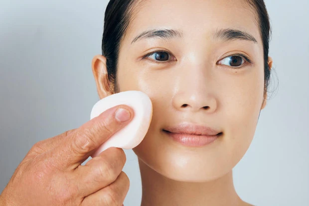 「シフォンタッチスポンジN ダイヤ型」を垂直に動かしてフィックス