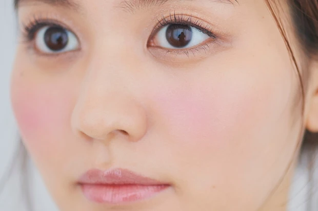 おうち時間の好印象メイクって? 青みピンクチークを主役にときめき感と抜け感を両立_3