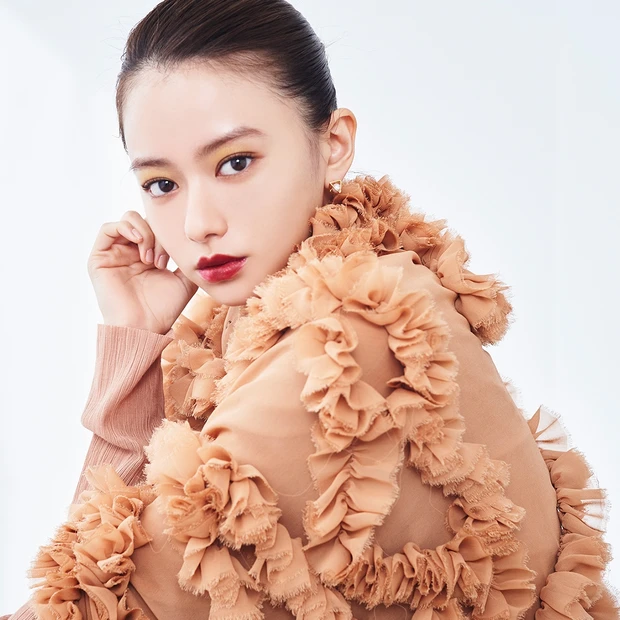 レディなイエローアイ×ダークレッドな唇に映える春コーデは？ 山本舞香さんが大胆なボリュームケープでリュクスな表情に