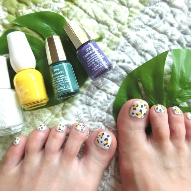 2つのデザインが楽しめる?!簡単セルフペディキュアをご紹介!