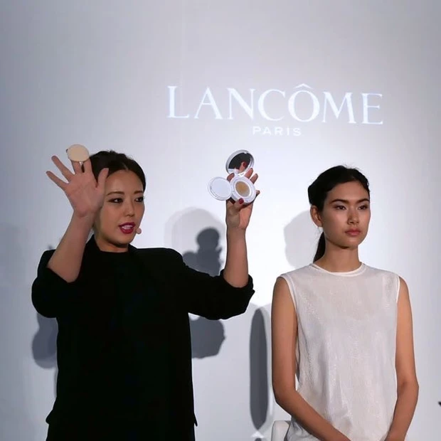 クッションファンデをつけるコツはパフにあり。テカり知らずのツヤ肌の作り方。