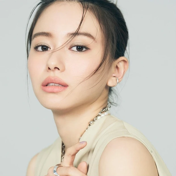 肌見せファッションにリンクするスモーキーメイクで、山本舞香さんが大人っぽいセクシーな表情に