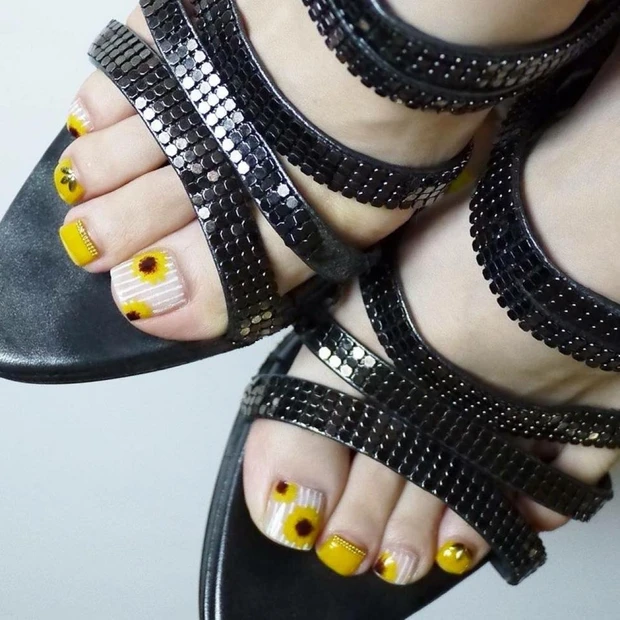 夏気分を盛り上げる！ サンダル映えするフラワーネイル【ギ☆のセルフネイル…