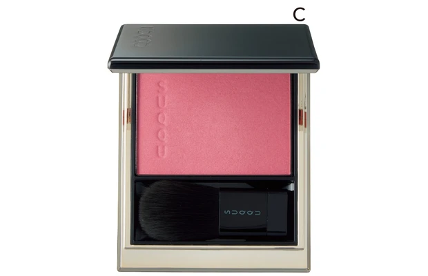 メルティング パウダー ブラッシュ 02 ￥6050／SUQQU