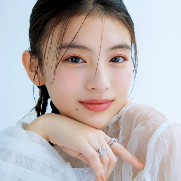 NEOパステルを纏う、甘さ控えめ多幸感フェイス