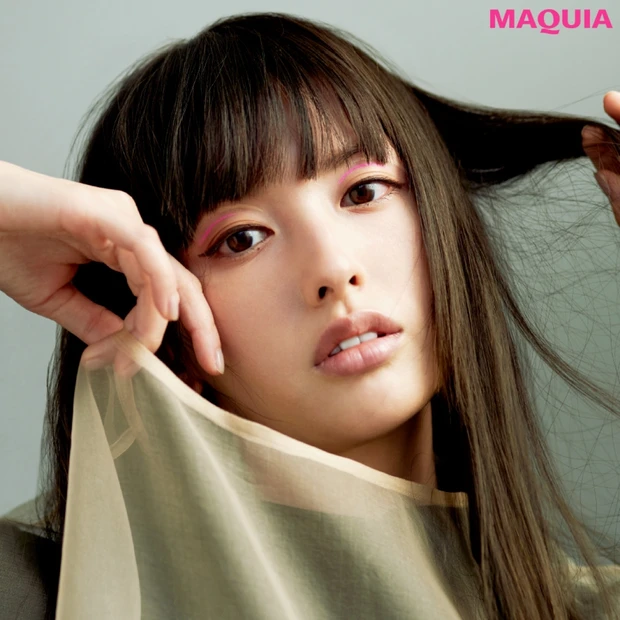 えみが考える、女性らしい「柔らかさ」。メイクとファッションで表現すると？