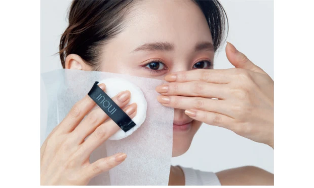 まずは必ずティッシュで余分な皮脂を吸着して