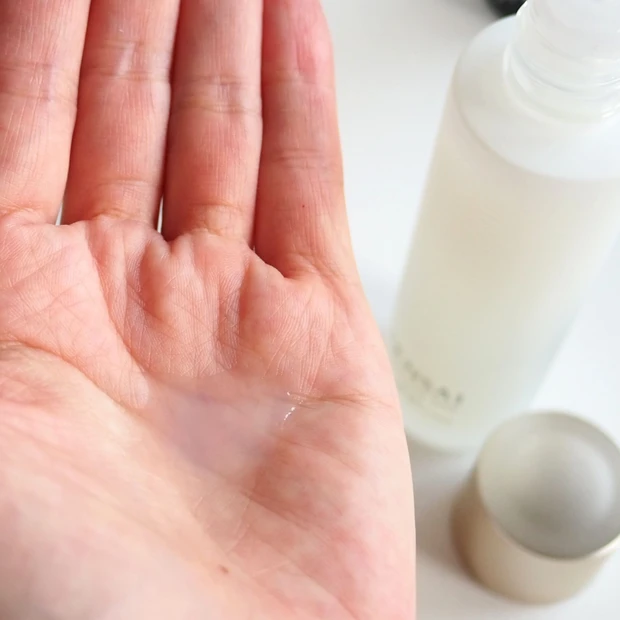 「センサイ ＡＳ マイクロ エッセンスインローション」のテクスチャー