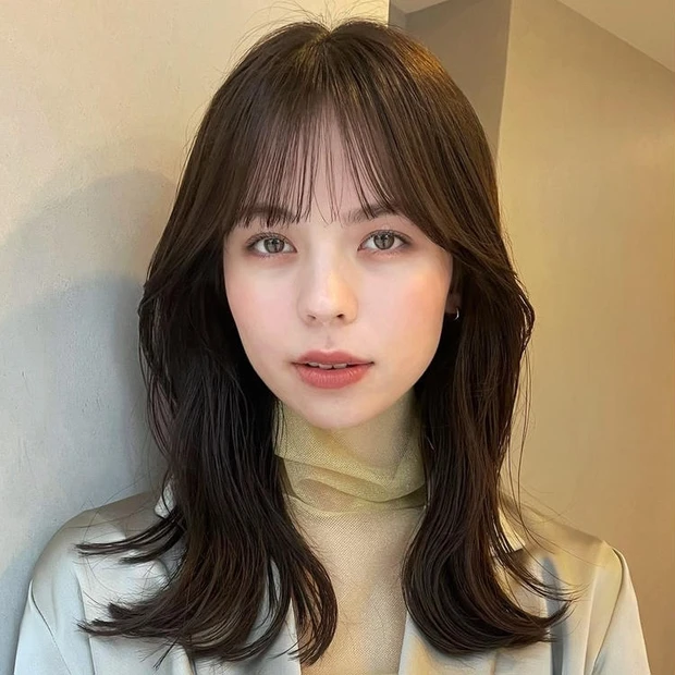 セミロング ヘア 髪型 ヘアスタイル 大人 前髪あり