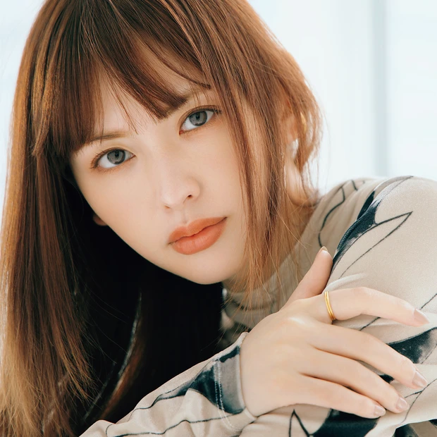 秋の美容トレンドをチェック！定番ブラウンシャドウを“透け発色”にアップデ…