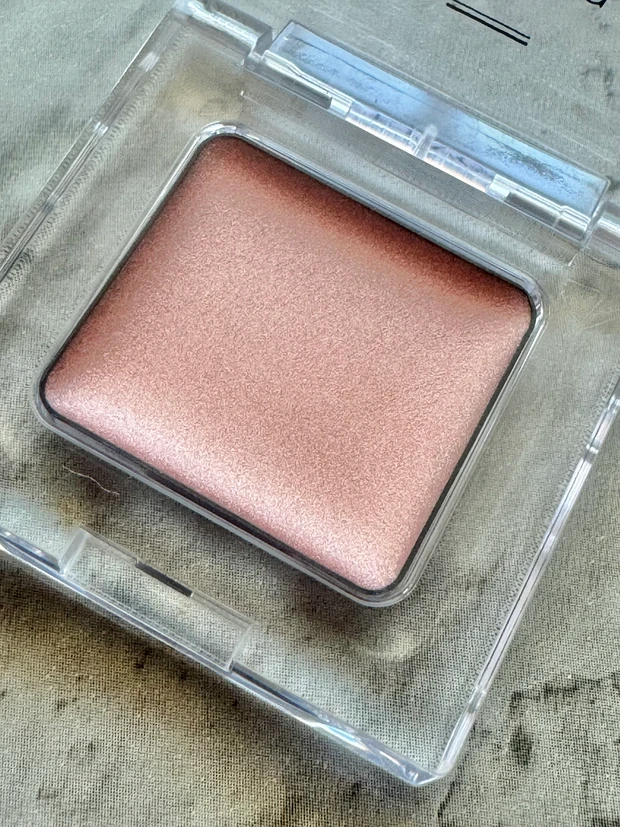 ミネラルアイバーム　エトヴォス　アイシャドウ