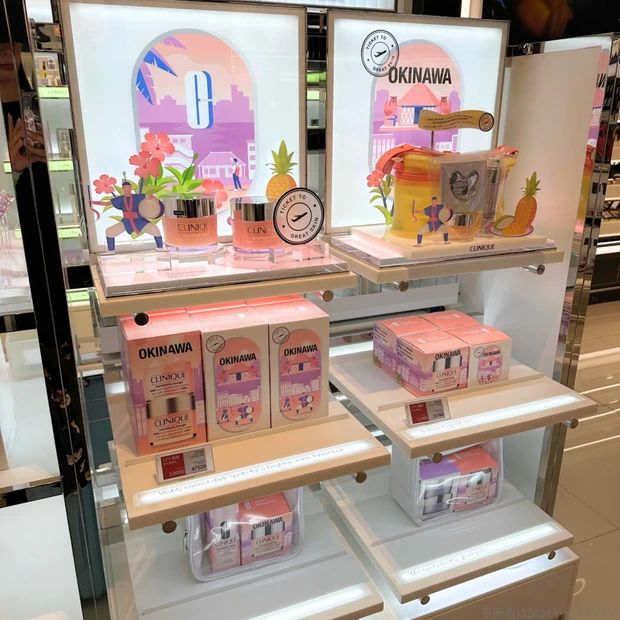 DFS沖縄 免税店 沖縄免税店 DFS沖縄のコスメ売り場の様子 ラグジュアリーな雰囲気のディスプレイが並ぶ クリニーク スキンケア