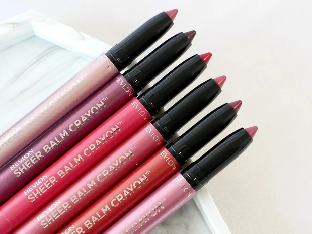 レブロンの新作「シアー バーム クレヨン」をスウォッチ！ 肌なじみのよさに注目したこだわりの6色が登場