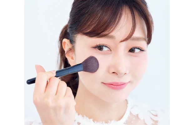 石井美保さん 昼のメイク直し