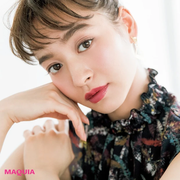 女子会メイクはモードをひとさじ！アッシュ眉とボルドーリップが最旬