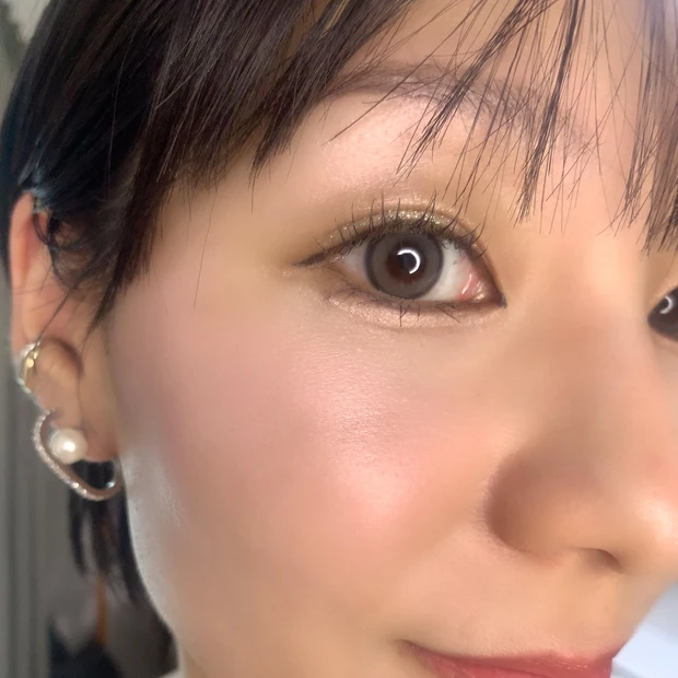 ルナソル モノアイカラーレーション 11ミスティックソワレを手にスウォッチした画像