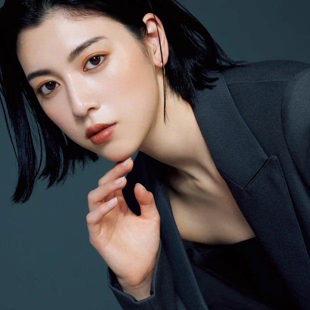 三吉彩花さんインタビュー「美容は自分のモチベーションを上げるもの」