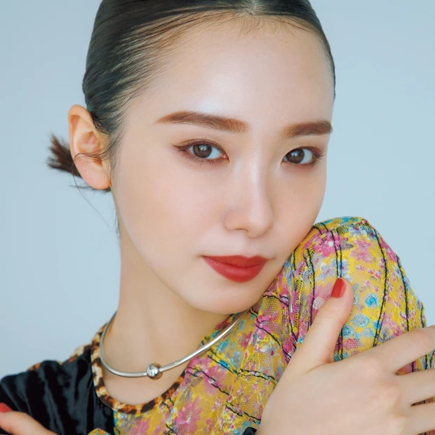 イガリシノブ流、春のエモい顔♡ 赤みメイクでパーツをぐんと強調させるのが…