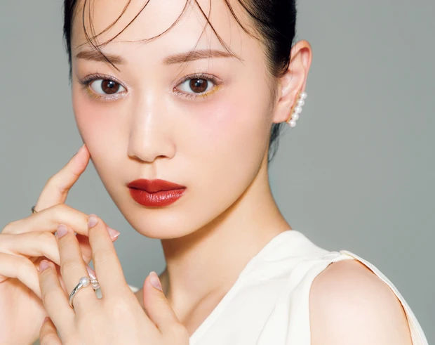 山下美月さんの赤みブラウンのツヤリップが主役の秋メイク
