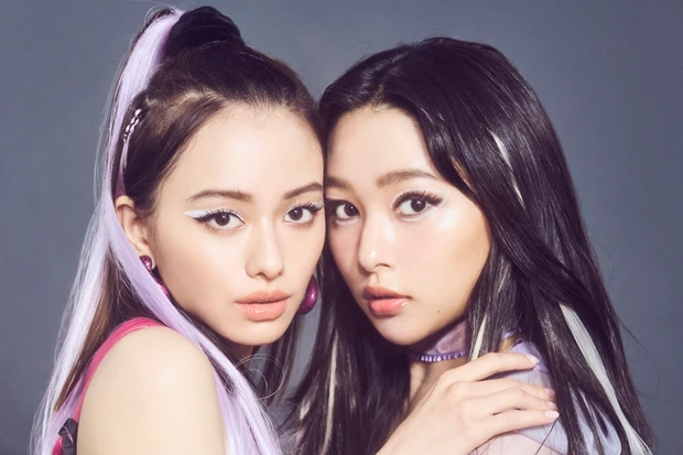 山本舞香&桜井日奈子 インタビュー ハロウィン仮装 『Rain On Me』