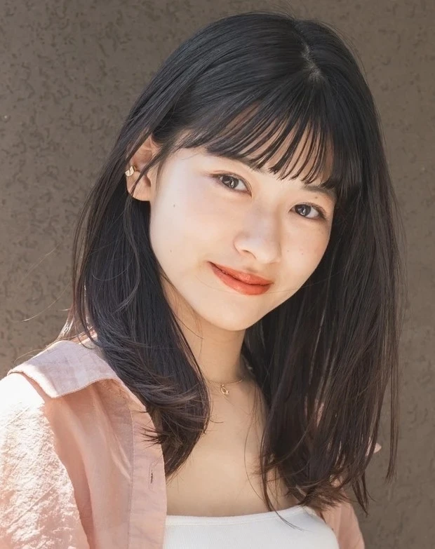 【若く見える髪型・ヘアスタイル】ロング&セミロング2選_ワイドバング&眉上バングでこなれた印象に! 若見えも叶う暗髪ロングヘア