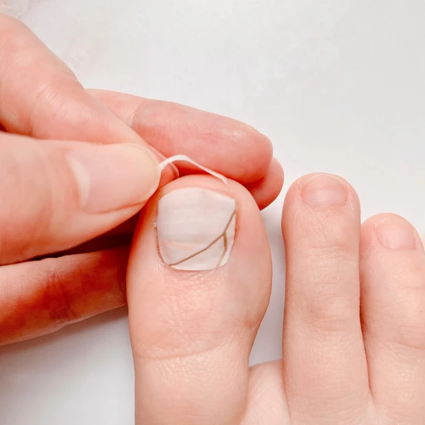 【韓国コスメ・簡単セルフネイル】可愛い！貼るだけジェルネイルシールで大理石柄のペディキュアしてみた！〜金曜夜のぶっちゃけ美容#12〜_6_1