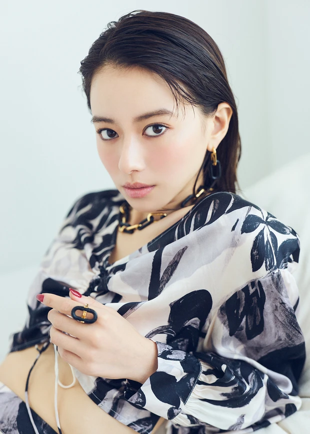 セレブがお手本！ 山本舞香さんがダークな囲みアイメイク「スリープインスモーキーアイ」でスパイスの効いた洒落顔に