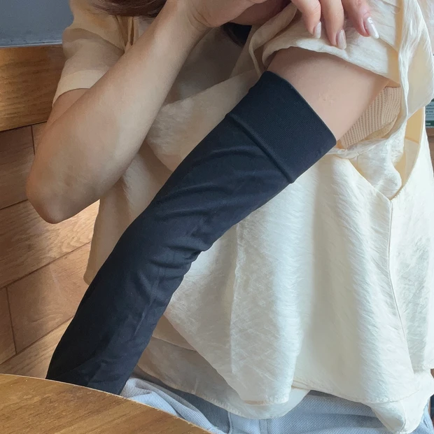 2025年に買い足した紫外線対策グッズ4選のうちのひとつ、ユニクロ｜UVカットシームレスアームカバー【990円】の着画