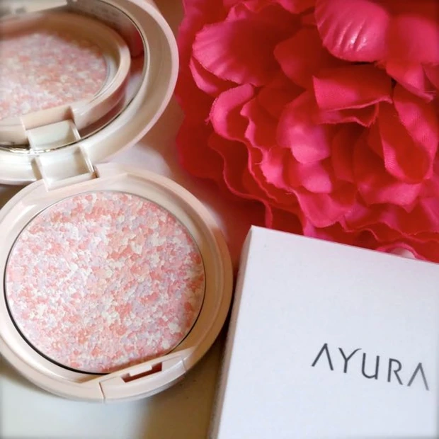 夕方の疲れ顔を簡単無理なく修正。AYURA ブライトアップパウダー(ブルーミングピオニー)2/1限定発売